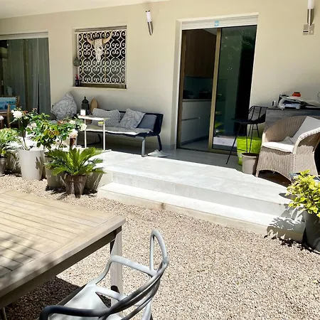Bel Cap D Avec Terrasses Et Jardins